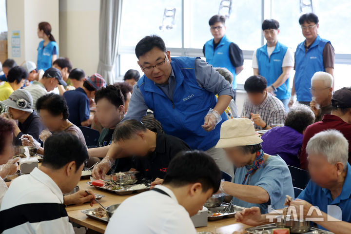 [서울=뉴시스] 조성우 기자 = 뉴시스 임직원 10여명과 시큐아이 임직원 20여명은 15일 서울 성북구 성북장애인복지관에서 삼계탕 나눔 봉사활동을 진행했다. 시큐아이 임직원 봉사단이 초복을 맞아 15일 서울 성북구 성북장애인복지관에서 삼계탕 배식 봉사활동을 하고 있다. 2026.07.15. xconfind@newsis.com