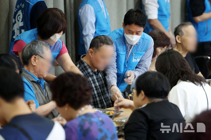 [서울=뉴시스] 조성우 기자 = 뉴시스 임직원 10여명과 시큐아이 임직원 20여명은 15일 서울 성북구 성북장애인복지관에서 삼계탕 나눔 봉사활동을 진행했다. 박상권 전무(오른쪽) 등 뉴시스 임직원 봉사단이 초복을 맞아 15일 서울 성북구 성북장애인복지관에서 삼계탕 배식 봉사활동을 하고 있다. 2026.07.15. xconfind@newsis.com