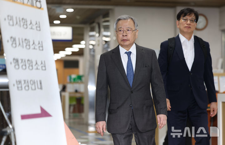 [서울=뉴시스] 김명년 기자 = 대장동 개발 관련 민간 사업자들로부터 청탁 대가 금품을 받은 혐의로 재판에 넘겨진 박영수 전 특별검사가 15일 오후 서울 서초구 서울고등법원에서 열린 2심 속행공판에 출석을 하고 있다. 2026.07.15. kmn@newsis.com