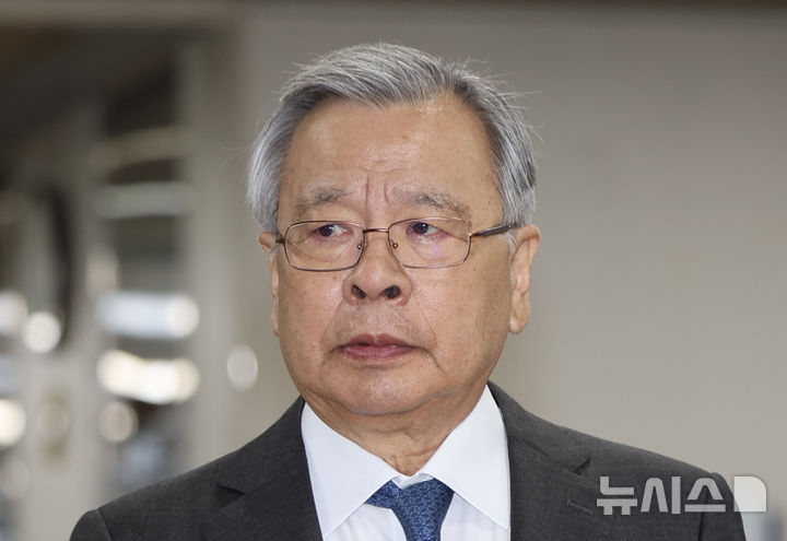 [서울=뉴시스] 김명년 기자 = 대장동 개발 관련 민간 사업자들로부터 청탁 대가 금품을 받은 혐의로 재판에 넘겨진 박영수 전 특별검사가 15일 오후 서울 서초구 서울고등법원에서 열린 2심 속행공판에 출석을 하고 있다. 2026.07.15. kmn@newsis.com
