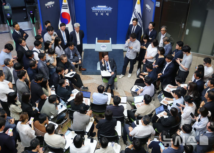[서울=뉴시스] 김진아 기자 = 이재명 대통령이 15일 청와대 춘추관을 방문해 기자들과 간담회를 하고 있다. (청와대통신사진기자단) 2026.07.15. bluesoda@newsis.com