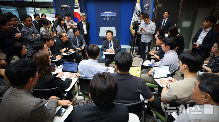 [서울=뉴시스] 김진아 기자 = 이재명 대통령이 15일 청와대 춘추관을 방문해 기자들과 간담회를 하고 있다. (청와대통신사진기자단) 2026.07.15. bluesoda@newsis.com