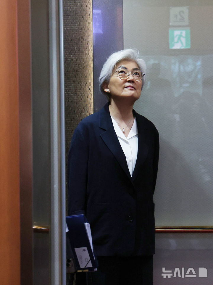 [서울=뉴시스] 조수정 기자 = 강경화 주미한국대사가 15일 오후 조현 외교부 장관과 면담을 위해 서울 종로구 외교부 청사로 등청하고 있다. 강 대사는 외교장관 지시에 따라 한미 관계 전반에 대해 유관부처 업무협의 등을 위해 일시 귀국했다. 2026.07.15. chocrystal@newsis.com