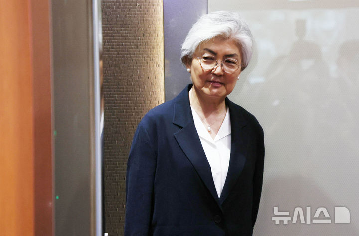 [서울=뉴시스] 조수정 기자 = 강경화 주미한국대사가 15일 오후 조현 외교부 장관과 면담을 위해 서울 종로구 외교부 청사로 등청하고 있다. 강 대사는 외교장관 지시에 따라 한미 관계 전반에 대해 유관부처 업무협의 등을 위해 일시 귀국했다. 2026.07.15. chocrystal@newsis.com