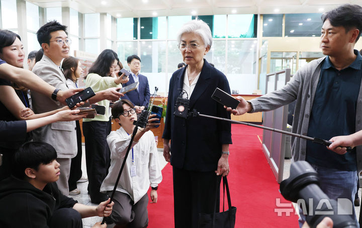 [서울=뉴시스] 조수정 기자 = 강경화 주미한국대사가 15일 오후 조현 외교부 장관과 면담을 위해 서울 종로구 외교부 청사로 등청해 기자들의 질문에 답하고 있다. 강 대사는 외교장관 지시에 따라 한미 관계 전반에 대해 유관부처 업무협의 등을 위해 일시 귀국했다. 2026.07.15. chocrystal@newsis.com