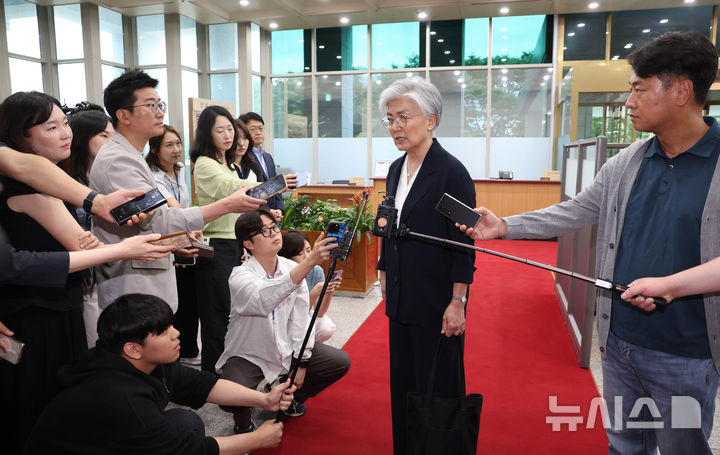 [서울=뉴시스] 조수정 기자 = 강경화 주미한국대사가 15일 오후 조현 외교부 장관과 면담을 위해 서울 종로구 외교부 청사로 등청해 기자들의 질문에 답하고 있다. 강 대사는 외교장관 지시에 따라 한미 관계 전반에 대해 유관부처 업무협의 등을 위해 일시 귀국했다. 2026.07.15. chocrystal@newsis.com