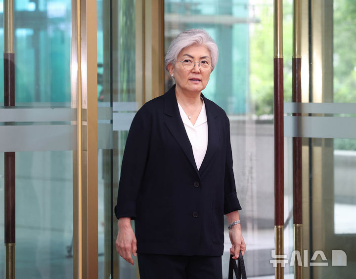 [서울=뉴시스] 조수정 기자 = 강경화 주미한국대사가 15일 오후 조현 외교부 장관과 면담을 위해 서울 종로구 외교부 청사로 등청하고 있다. 강 대사는 외교장관 지시에 따라 한미 관계 전반에 대해 유관부처 업무협의 등을 위해 일시 귀국했다. 2026.07.15. chocrystal@newsis.com