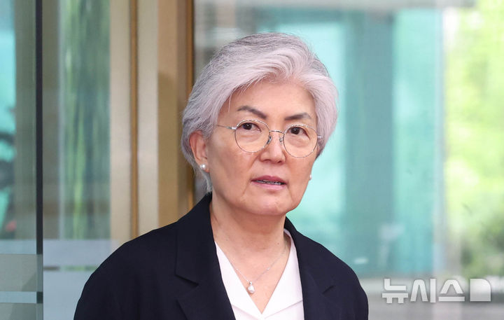 [서울=뉴시스] 조수정 기자 = 강경화 주미한국대사가 15일 오후 조현 외교부 장관과 면담을 위해 서울 종로구 외교부 청사로 등청하고 있다. 강 대사는 외교장관 지시에 따라 한미 관계 전반에 대해 유관부처 업무협의 등을 위해 일시 귀국했다. 2026.07.15. chocrystal@newsis.com