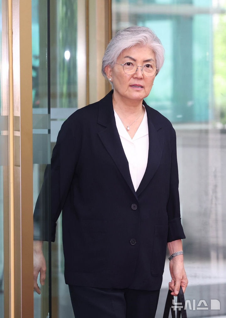 [서울=뉴시스] 조수정 기자 = 강경화 주미한국대사가 15일 오후 조현 외교부 장관과 면담을 위해 서울 종로구 외교부 청사로 등청하고 있다. 강 대사는 외교장관 지시에 따라 한미 관계 전반에 대해 유관부처 업무협의 등을 위해 일시 귀국했다. 2026.07.15. chocrystal@newsis.com