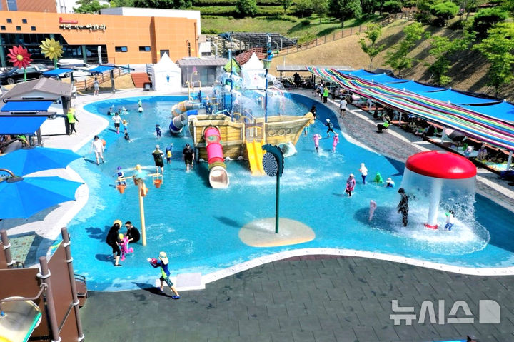 [영광=뉴시스] 영광 우산공원 어린이 물놀이장이 18일 개장한다. (사진=영광군 제공) photo@newsis.com *재판매 및 DB 금지