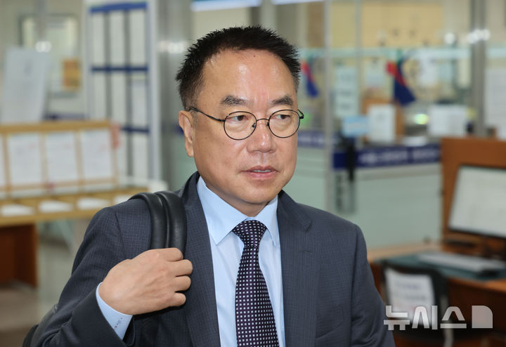 [서울=뉴시스] 김명년 기자 = 서범수 국민의힘 의원이 15일 서울 서초구 서울중앙지방법원에서 열린 추경호 대구시장의 내란중요임무종사 혐의 7차 공판에 증인 신분으로 출석하고 있다. (공동취재) 2026.07.15. photo@newsis.com