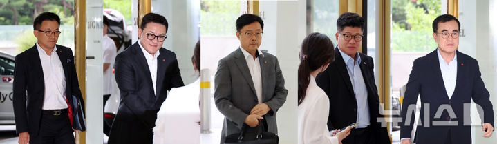 [서울=뉴시스] 고승민 기자 = 김대일(왼쪽부터) 세븐일레븐 대표, 서정호 롯데웰푸드 대표, 이승민 롯데알미늄 대표, 강병구 롯데글로벌로지스 대표, 정기호 롯데상사 대표가 16일 서울 롯데월드타워에서 열린 2026 하반기 롯데 VCM(옛 사장단회의)에 각각 참석하고 있다. 2026.07.15. kkssmm99@newsis.com