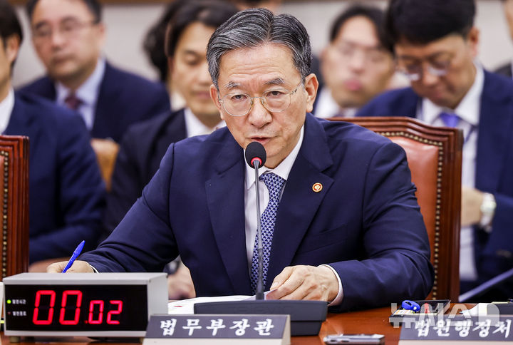 [서울=뉴시스] 정병혁 기자 = 정성호 법무부 장관이 15일 서울 여의도 국회에서 열린 법제사법위원회 전체회의에서 질문에 답하고 있다. 2026.07.15. jhope@newsis.com