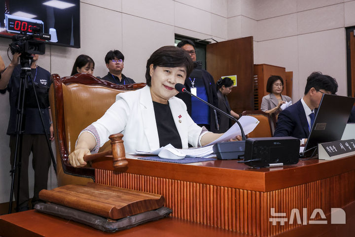 [서울=뉴시스] 정병혁 기자 = 서영교 국회 법제사법위원회 위원장이 15일 서울 여의도 국회에서 열린 법제사법위원회 전체회의에서 의사봉을 두드리고 있다. 2026.07.15. jhope@newsis.com