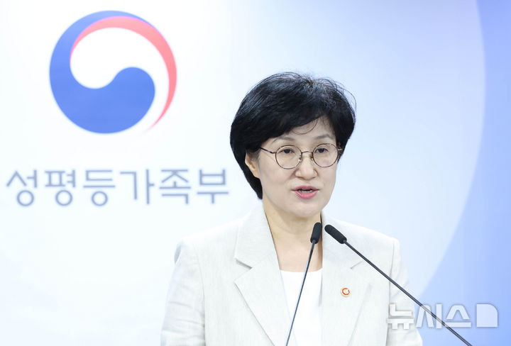 [서울=뉴시스] 조수정 기자 = 원민경 성평등가족부 장관이 지난달 15일 오후 서울 종로구 정부서울청사에서 2026년 하반기 성평등가족부 업무보고 사전브리핑을 하고 있다. 2026.07.16. chocrystal@newsis.com