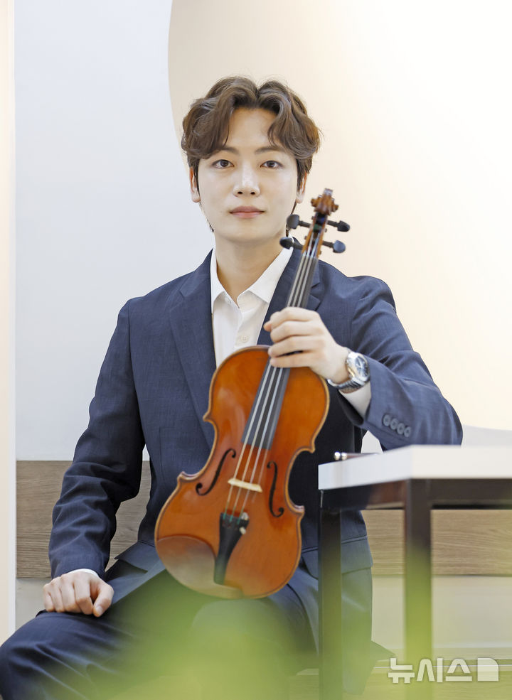 [서울=뉴시스] 김혜진 기자 = 뮤지컬 '파가니니'에서 니콜로 파가니니 역을 맡은 바이올리니스트 겸 뮤지컬배우 홍석기가 15일 서울 종로구 스페이스 코르에서 뉴시스와 인터뷰에 앞서 포즈를 취하고 있다. 2026.07.15. jini@newsis.com