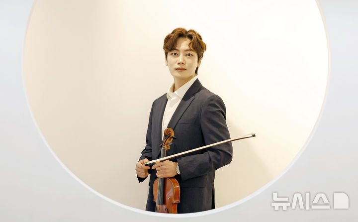 [서울=뉴시스] 김혜진 기자 = 뮤지컬 '파가니니'에서 니콜로 파가니니 역을 맡은 바이올리니스트 겸 뮤지컬배우 홍석기가 15일 서울 종로구 스페이스 코르에서 뉴시스와 인터뷰에 앞서 포즈를 취하고 있다. 2026.07.15. jini@newsis.com