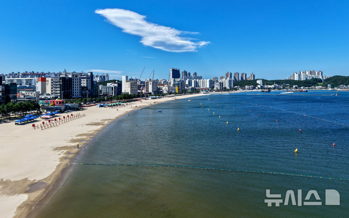 [포항=뉴시스] 이무열 기자 = 연일 계속되는 폭염에 야외 활동이 줄어든 15일 경북 포항시 북구 영일대해수욕장이 한산한 모습을 보이고 있다. 2026.07.15. lmy@newsis.com