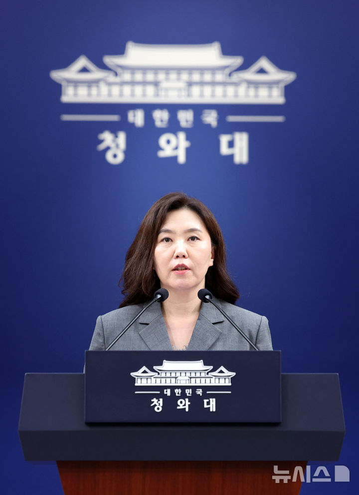 [서울=뉴시스] 김진아 기자 = 강유정 수석대변인이 15일 청와대 춘추관에서 환경미화원 임금 관련 대통령 지시사항에 대한 브리핑을 하고 있다. 2026.07.16. bluesoda@newsis.com