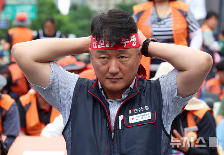 [서울=뉴시스] 이영환 기자 = 양경수 민주노총 위원장이 지난 7월 15일 오후 서울 종로구 동화면세점 앞에서 열린 민주노총 7.15 총파업대회에 참석해 단결투쟁 머리띠를 이마에 두르고 있다. 2026.07.15. 20hwan@newsis.com