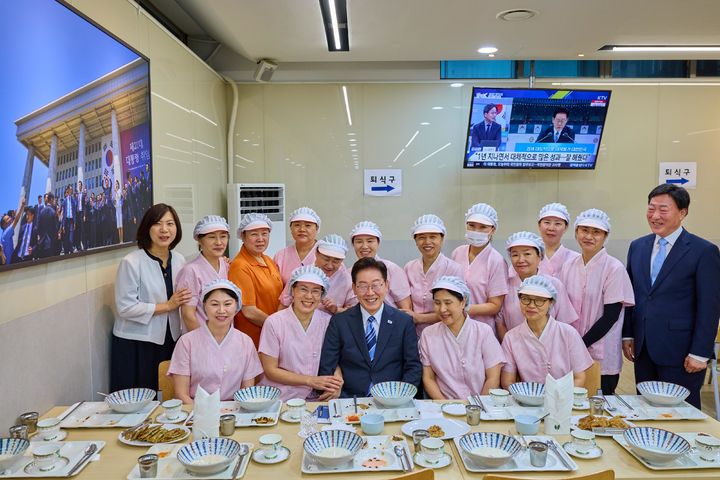 [서울=뉴시스] 조성봉 기자 = 이재명 대통령이 15일 청와대 구내식당에서 오찬 후 식당 직원들과 기념 촬영을 하고 있다. (사진=청와대 제공) 2026.07.15. photo@newsis.com *재판매 및 DB 금지