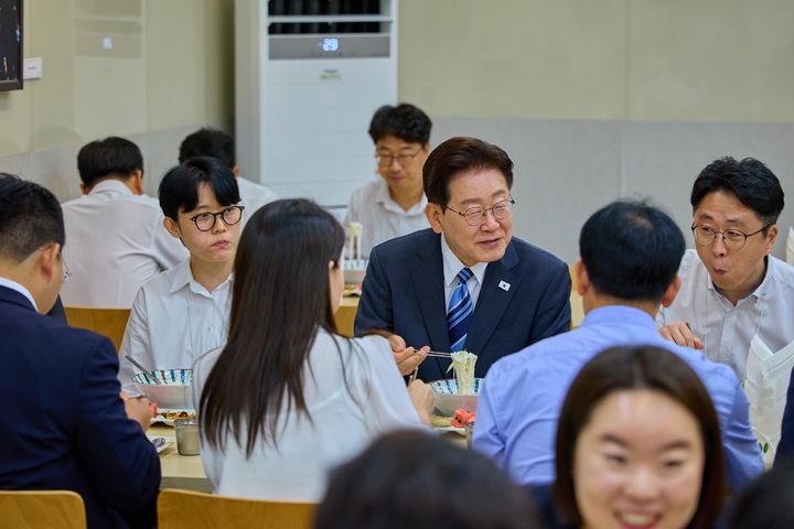 [서울=뉴시스] 조성봉 기자 = 이재명 대통령이 15일 청와대 구내식당에서 직원들과 격려 오찬을 하고 있다. (사진=청와대 제공) 2026.07.15. photo@newsis.com *재판매 및 DB 금지
