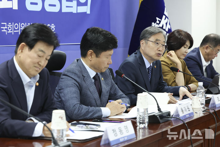 [서울=뉴시스] 김근수 기자 = 조현(왼쪽 세번째) 외교부 장관이 15일 오후 서울 여의도 국회 의원회관에서 열린 더불어민주당 외교통일위원회 당정협의회에서 발언하고 있다. 2026.07.15. ks@newsis.com