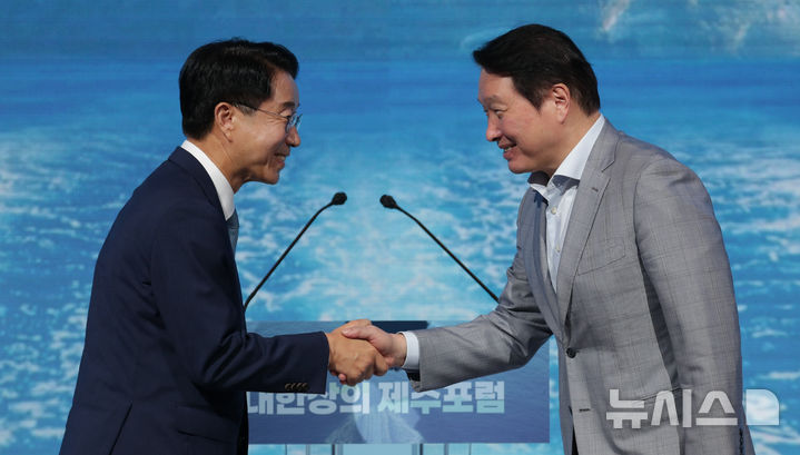 [서귀포=뉴시스] 우장호 기자 = 조정식 국회의장과 최태원 대한상공회의소 회장이 15일 오후 제주 서귀포시 신라호텔에서 열린 '제49회 대한상의 제주포럼'에서 악수를 나누고 있다. 2026.07.15. woo1223@newsis.com