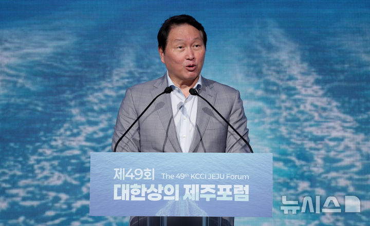 [제주=뉴시스] 우장호 기자 = 최태원 대한상공회의소 회장이 15일 오후 제주 서귀포시 신라호텔에서 열린 '제49회 대한상의 제주포럼'에서 개회사를 하고 있다. 2026.07.15. woo1223@newsis.com