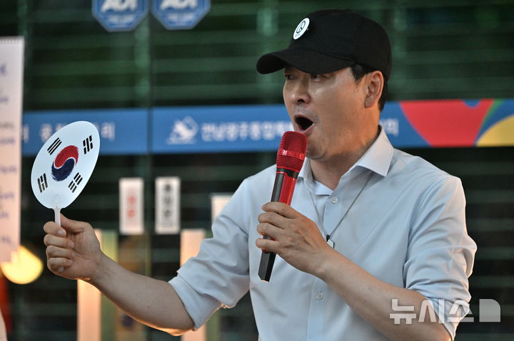 [전남광주=뉴시스] 이영주 기자 = 장동혁 국민의힘 당대표가 15일 오후 광주시선관위 앞에서 열린 보수 성향 단체 호남우파친구들의 선관위 개혁 집회에 참여해 구호를 외치고 있다. 2026.07.15. leeyj2578@newsis.com 