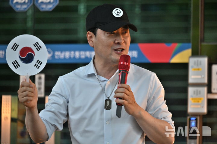 [전남광주=뉴시스] 이영주 기자 = 장동혁 국민의힘 당대표가 15일 오후 광주시선관위 앞에서 열린 보수 성향 단체 호남우파친구들의 선관위 개혁 집회에 참여해 구호를 외치고 있다. 2026.07.15. leeyj2578@newsis.com 