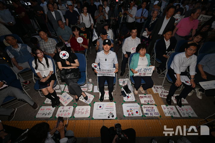 [전남광주=뉴시스] 이영주 기자 = 장동혁(가운데) 국민의힘 당대표가 15일 오후 광주시선관위 앞에서 열린 보수 성향 단체 호남우파친구들의 선관위 개혁 집회에 참여하고 있다. 2026.07.15. leeyj2578@newsis.com 