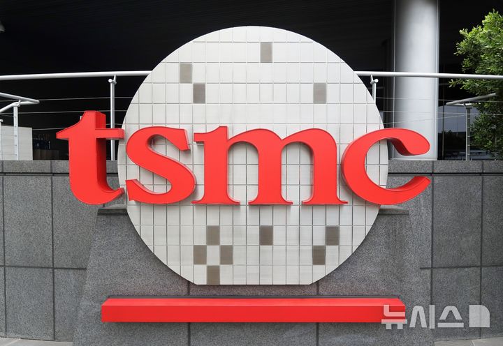 [신주(新竹)=AP/뉴시스]대만의 주요 컴퓨터 칩 제조업체 TSMC는 16일 미국 내 생산 능력 확장에 1000억 달러(147조8900억원)를 추가로 지출할 계획이라고 밝혔다. 사진은 2021년 10월20일 대만 신주의 TSMC 본사의 로고. 2026.07.16.