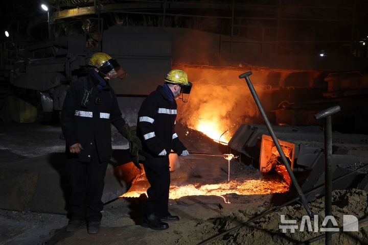 [스컨소프(영국)=AP/뉴시스]영국 정부가 16일 브리티시 스틸을 국유화했다. 이는 브리티시 스틸의 중국 소유주들이 공장의 용광로를 폐쇄하기로 결정한 후 영국의 철강 생산 능력을 보호하기 위한 것이라고 영국 정부는 말했다. 사진은 2025년 4월15일 영국 북부 스컨소프의 브리티시 스틸 제철소의 고로 모습. 2026.07.16.