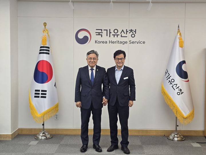 [보령=뉴시스] 왼쪽부터 허민 국가유산청장과 엄승용 보령시장. (사진=보령시청 제공) 2026.07.16. photo@newsis.com *재판매 및 DB 금지