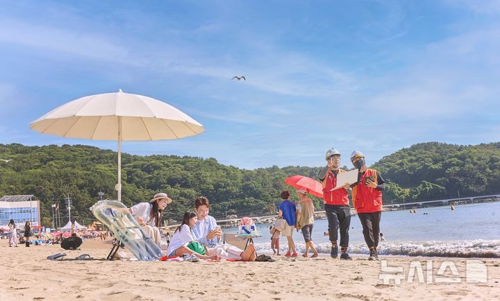 [서울=뉴시스]SK텔레콤은 AI 기반 네트워크를 활용해 7월 20일부터 8월 31일까지 43일간 하계 휴가철 특별 소통 대책을 운영한다고 16일 밝혔다. 사진은 영종도 을왕리 해수욕장에서 네트워크 시설을 점검 중인 SK텔레콤 구성원들의 모습. (사진=SK텔레콤 제공)