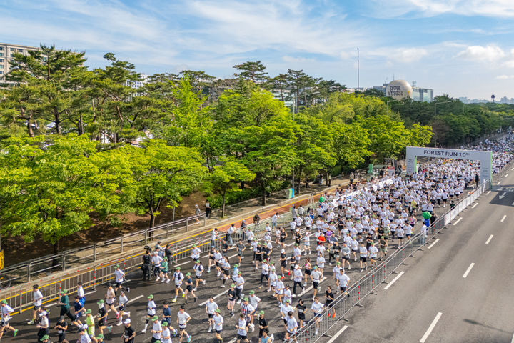 [서울=뉴시스] 지난해 진행된 현대자동차 '포레스트런 2025 파이널런' 참가자들이 서울 여의도 일대를 달리는 모습. 2026.7.16. photo@newsis.com *재판매 및 DB 금지