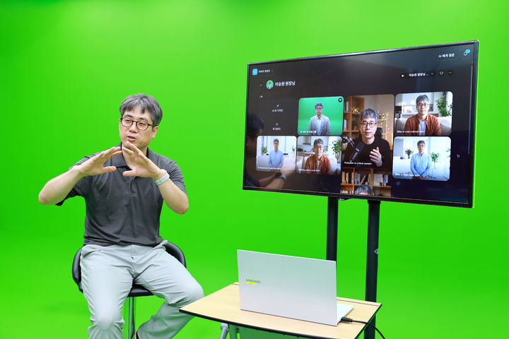 [서울=뉴시스] 삼육대 이승원 교수가 크로마키 스튜디오에서 '풀 프로세스 AI 러닝' 시스템을 시연하고 있다. (사진=삼육대 제공) 2026.07.16. photo@newsis.com *재판매 및 DB 금지