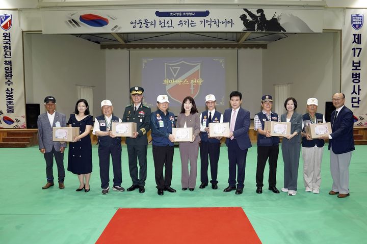 [서울=뉴시스] 사랑의 희망박스 사업 관계자들이 국가보훈대상자들에게 희망박스를 전달하고 있다. (사진=LG생활건강 제공) 2026.07.16. photo@newsis.com *재판매 및 DB 금지
