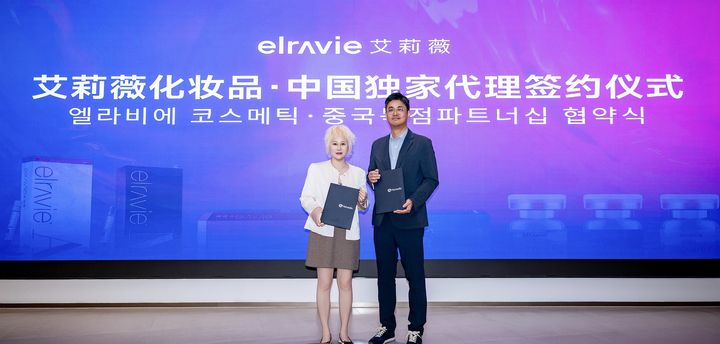 [서울=뉴시스] 휴메딕스가 최근 중국 그레니아와 중국 코스메틱 시장 진출을 위한 전략적 파트너십을 맺었다. 사진 좌측부터 그레니아 궈팅(GuoTing) 대표와 휴메딕스 강민종 대표. (사진=휴메딕스 제공) 2026.07.16. photo@newsis.com *재판매 및 DB 금지