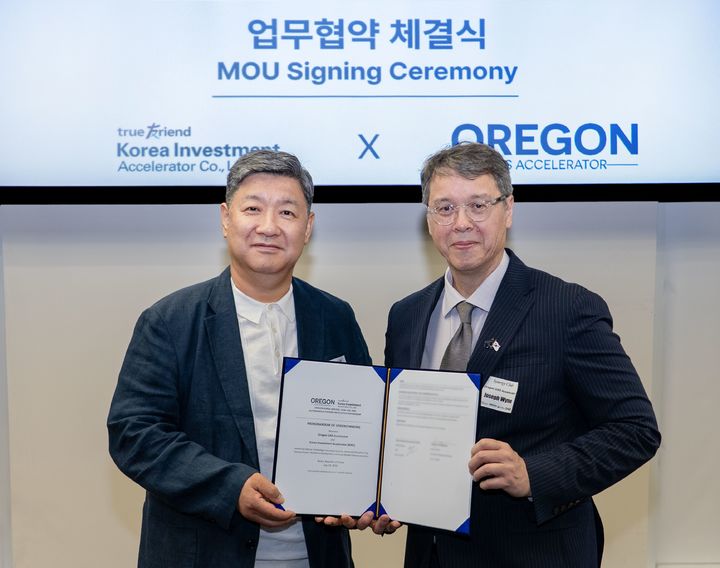 [서울=뉴시스] 강수윤 기자 = 백여현 한국투자액셀러레이터 대표(왼쪽)과 조셉 와이노(Joseph Wyno) 오리건 UAS 액셀러레이터 대표가 14일 MOU 체결 후 기념사진을 촬영하고 있다. (사진 = 한국투자액셀러레이터 제공) photo@newsis.com *재판매 및 DB 금지