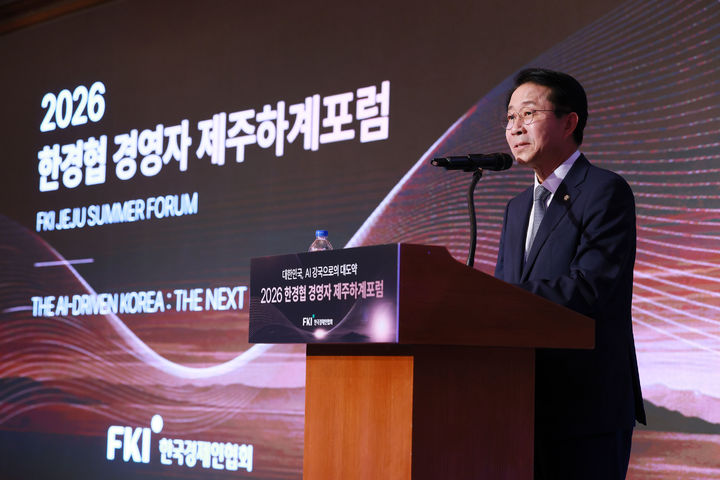 [서귀포=뉴시스]조정식 국회의장이 16일 제주도 롯데호텔에서 열린 ‘2026 한경협 경영자 제주하계포럼’에 참석해 축사를 하고 있다. (사진=한경협 제공) 2026.07.16. photo@newsis.com *재판매 및 DB 금지
