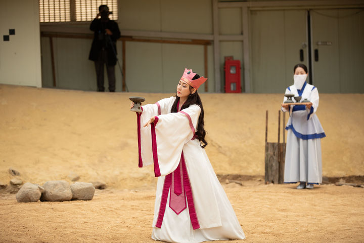 [서울=뉴시스] 경주 쪽샘 44호분 축조실험 공개 설명회 당시 의례 재현 모습 (사진=국가유산청 제공0 2026.07.16. photo@newsis.com *재판매 및 DB 금지