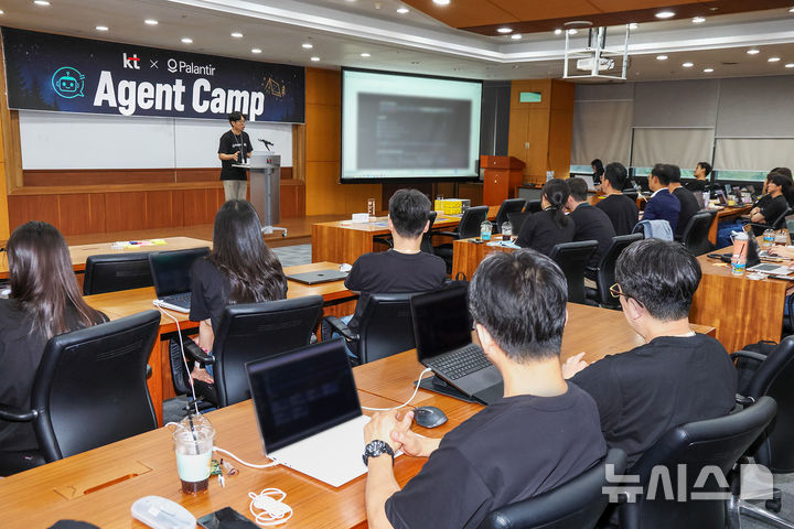 [서울=뉴시스]KT가 사내 임직원 대상 AI 해커톤 행사 '에이전트 캠프(Agent Camp)'를 진행해 현업 문제를 직접 해결하는 AI 에이전트 과제를 발굴했다고 16일 밝혔다. 사진은 에이전트 캠프 참가자가 발표하는 모습. (사진=KT 제공)