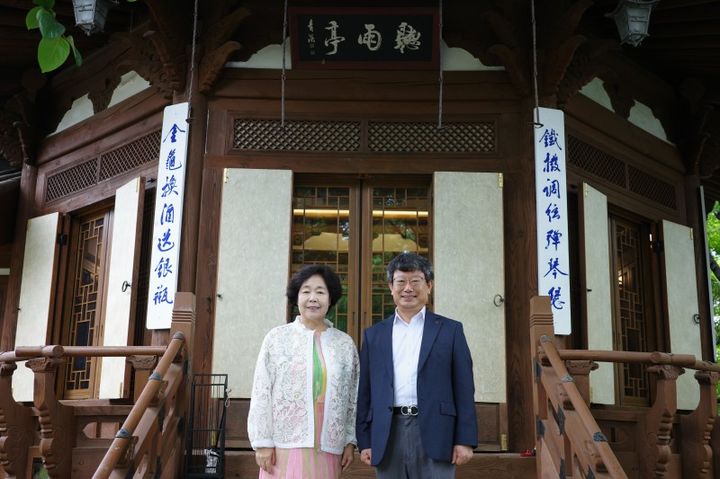 [서울=뉴시스] 조한희 한국박물관협회장과 이귀영 국가유산진흥원장이 업무협약 체결 기념사진을 촬영하고 있다. (사진=국가유산진흥원 제공) 2026.07.16. photo@newsis.com *재판매 및 DB 금지
