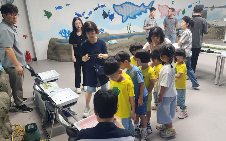 삼척시 수산자원센터가 15일~16일 근덕면 초당길 민물고기생태탐험전시관에서 관내 유치원생들을 대상으로 ‘2026 삼척시 애반딧불이 생태체험 행사’를 개최하고 있다.(사진=삼척시 제공) *재판매 및 DB 금지