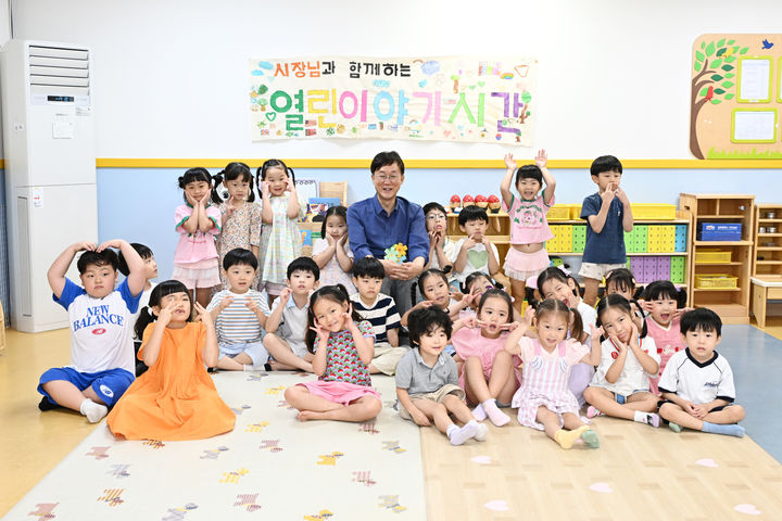 [안산=뉴시스] 이민근 안산시장이 15일 상록구청 직장어린이집을 방문해 아이들과 기념촬영을 하고 있다. (사진=안산시 제공) 2026.07.16. photo@newsis.com *재판매 및 DB 금지