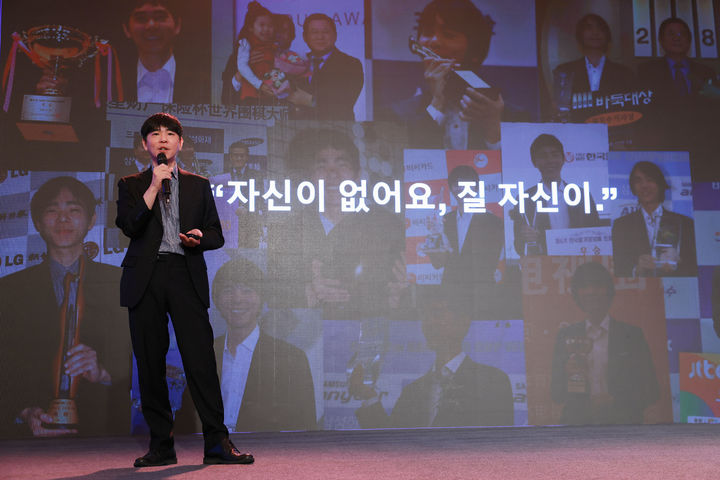 [서귀포=뉴시스]이세돌 울산과학기술원 특임교수가 16일 제주도 롯데호텔에서 열린 ‘2026 한경협 경영자 제주하계포럼’에 참석해 'AI 시대, 살아남는 기업들의 공통점은 바로 ‘리더’'를 주제로 강연하고 있다. (사진=한경협 제공) 2026.07.16. photo@newsis.com *재판매 및 DB 금지