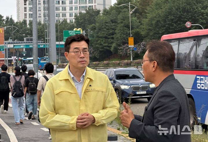 [평택=뉴시스] 경기 평택시 최원용 시장이 출근시간대 교통체증 구역을 살펴보고 있다, (사진=평택시 제공) 2026.06.16.photo@newsis.com 
