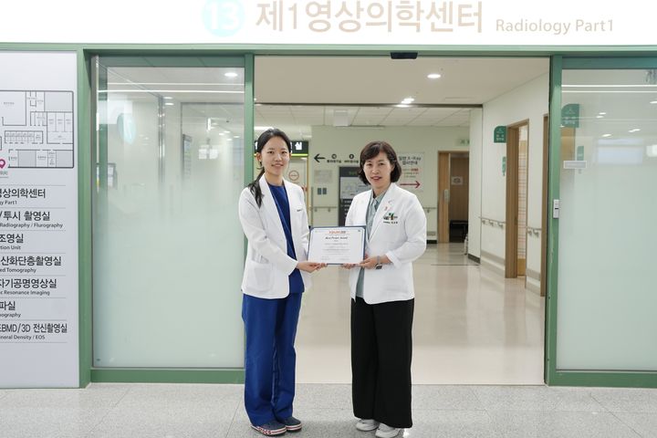 [대전=뉴시스] 건양대병원 영상의학과 김금원 교수와 김소정 전공의 연구팀이 복잡한 유두상 종양의 영상 및 병리학적 특징을 분석하고 연관성을 명확히 규명했다.(사진=건양대학교병원 제공) 2026.07.16.photo@newsis.com *재판매 및 DB 금지